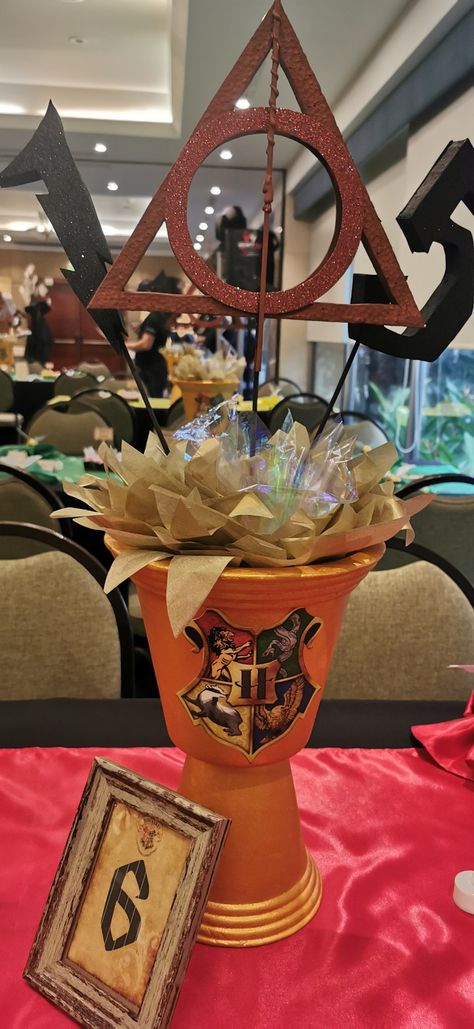 Harry Potter Centerpiece Ideas, Harry Potter Theme Birthday, Imprimibles Harry Potter, Quinceanera Centerpieces, Cumpleaños Harry Potter, Harry Potter Wedding Theme, Harry Potter Theme Party, Harry Potter Food, Festa Harry Potter