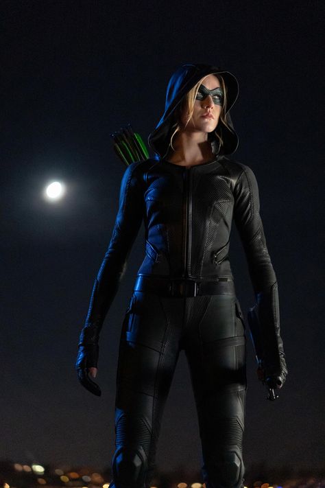 <em>Arrow</em> photos reveal new character in potential <em>Green Arrow & the Canaries</em> spin-off Arrow Cosplay, Tv Show Logos, Arrow Tv Series, Arrow (tv Show), Cw Dc, Arrow Oliver, Team Arrow, Tv Shows Funny, Arrow Tv