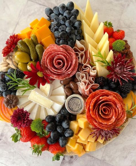 Small Square Charcuterie Board, Grazing Box Ideas, Food Board Ideas, Snack Board Ideas, Fall Cheese Boards, Thanksgiving Platter, Charcuterie Appetizers, Fruit Board, Charcuterie Board Meats