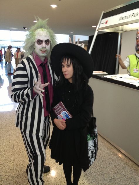 A fan favorite-Beetlejuice & Lydia! #animeexpo #costume #amazing ( Note: handbook for the recently deceased!) Beatle Juice And Lydia Costume, Lidia Deetz Costume, Lidia Beetlejuice Costume, Lydia Beetlejuice Costume, Beetlejuice Costume Diy, Beetlejuice Costumes, Tim Burton Costumes, Beetlejuice Party, Beetlejuice Halloween Costume