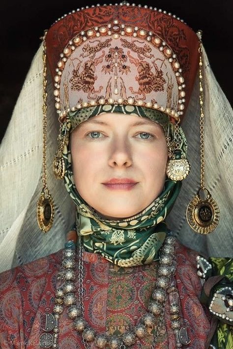 A Sorbian folk costume by Iwajla Klinke. Traditional costumes of boyars, russian medieval aristocrats 16th century. Slavic Headdress, Kokoshnik Russian, Russian Headdress, Mode Russe, Baba Jaga, Russian Clothing, Ethno Style, Russian Culture, Russian Woman