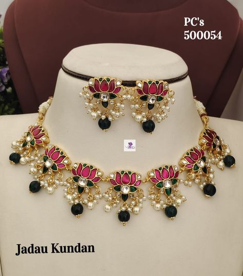 Pretty Gold Necklaces, Trendy Silver Jewelry, Gold Jewelry Prom, Rajputi Jewellery, Terracotta Jewellery Designs, Indian Wedding Jewelry Sets, Neck Pieces Jewelry, Kundan Jewellery Set, Antique Jewellery Designs