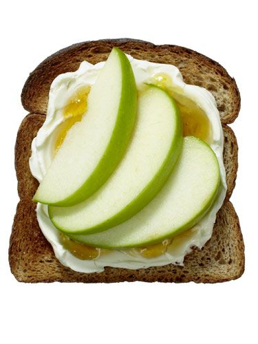 Toast with cream cheese, apple slices, and squirt of agave nectar Fast Healthy Breakfast, Morning Toast, Toasted Quinoa, Under 300 Calories, We Need To Talk, Food Png, Idee Pasto Sano, Toast Recipes, Breakfast Time