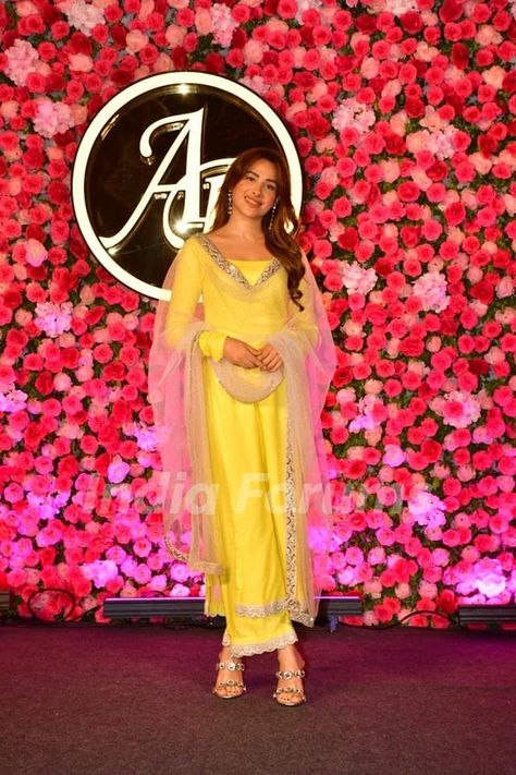 Mahira Sharma attend Aarti Singh's Sangeet ceremony Mahira Sharma Suits, Varun Dhawan Birthday, Mahira Sharma, Aarti Singh, Sangeet Ceremony, Saree Blouse Styles, Pakistani Fancy Dresses, Celebration Gif, Varun Dhawan