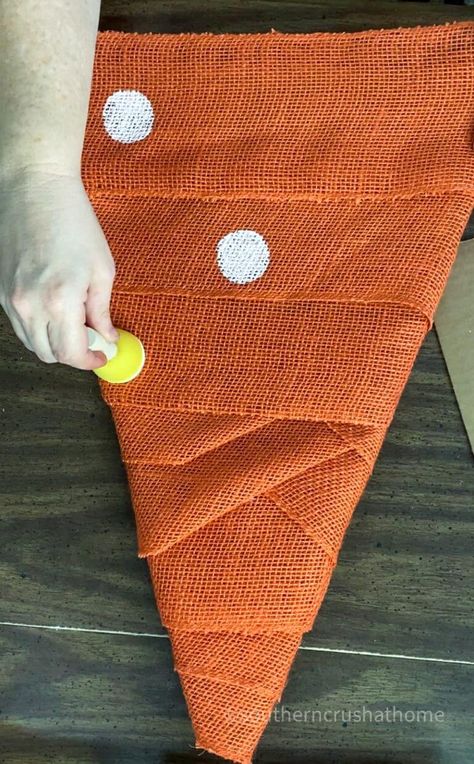 Adorable DIY Burlap Carrot Gnome Door Decor From Recycled Amazon Box https://www.southerncrushathome.com/adorable-diy-burlap-carrot-gnome-door-decor-from-recycled-amazon-box/ Carrot Craft, Amazon Box, Gnome Door, Door Hangers Diy, Door Crafts, Diy Burlap, Gnomes Diy, Diy Door, Cardboard Crafts