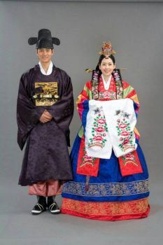 Hollyebok and Hwarot – Korean Wedding Dresses... Wedding Dress Korean Style, Wedding Dresses Korean, Hanbok Wedding, Wedding Bomboniere, Korean Bride, Korean Wedding Dress, Korean Traditional Dress, Korean Hanbok, Korean Wedding