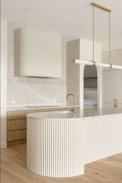 2024 Interior Design Trends - fluted kitchen island with curves and fluted range hood - cream kitchen Neutral Kitchen Colors, 2024 Interior Design, Model Dapur, Interior Dapur, Beige Kitchen, Kitchen Trends, Kitchen Inspiration Design, Hus Inspiration, Minimalist Kitchen