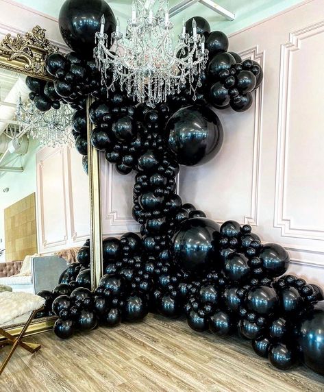 All Black Balloon Decor, Monochromatic Balloons, Leather And Lace Party, Red Carpet Theme Party, Wedding Gatsby, 19th Bday, Red Carpet Theme, Balloons Design, 60th Birthday Party Decorations