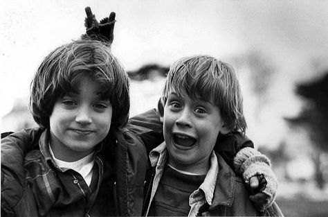 Elijah Wood  and  Macaulay Culkin George Peppard, Photos Rares, The Good Son, Macaulay Culkin, Rare Historical Photos, Steve Irwin, Anthony Kiedis, Elijah Wood, Burt Reynolds