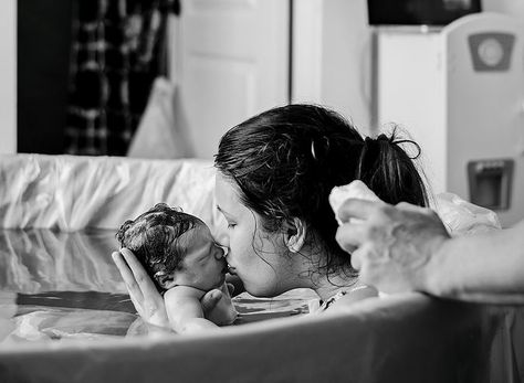 What Other Moms Don’t Tell You About Your Postpartum Body Raw Postpartum Photography, Homebirth Photography Water, Home Birth Photography Water, Home Birth Decorations, Water Birth Aesthetic, Birth Moodboard, Home Birth Aesthetic, Birth Photography Homebirth, Homebirth Photography