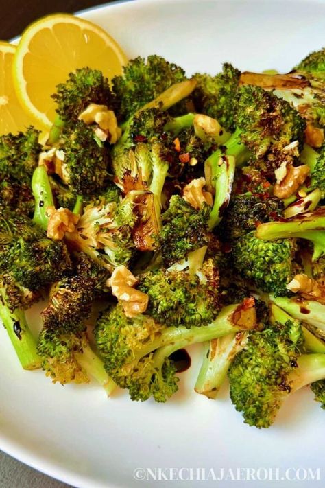 Air Fryer Roasted Broccoli, Broccoli In The Air Fryer, Cooking Broccoli, Easy Broccoli Recipes, Air Fryer Recipes Healthy Low Carb, Air Fryer Broccoli, Cook Broccoli, Seasoned Broccoli, Roasted Broccoli Recipe