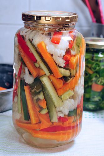 Pickling Carrots, Cauliflower Pickles, Pickled Vegetables Recipe, Pickled Foods, Canned Foods, Fermentation Recipes, Homemade Pickles, Pickled Veggies, Pickled Vegetables