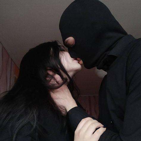 Grunge Couple, Foto Glamour, Masked Man, Kissing Couples, Grunge Goth, Foto Inspiration, 영감을 주는 캐릭터, Couple Aesthetic, Hopeless Romantic