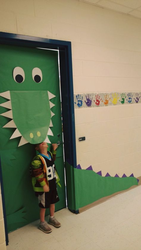 Crocodile Bulletin Board Ideas, Dino Door Decoration, Dinosaur Door Decoration, Dino Graduation, Dinosaur Crafts Preschool, Dinosaur Classroom, Preschool Door, Dinosaur Activities Preschool, Ideas Jardin