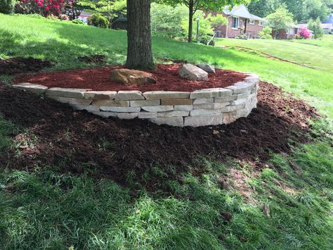 Landscape Boarders, Landscape Edging Stone, Easy Landscaping Ideas, Landscaping Blocks, Landscaping Around Trees, Large Backyard Landscaping, Sloped Yard, Hillside Garden, Landscaping Retaining Walls