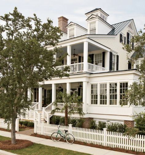 Second Story Porch, Historical Concepts, Home Designs Exterior, Lots Of Windows, Casa Exterior, Southern Homes, Hus Inspiration, Design Exterior, Pool Design