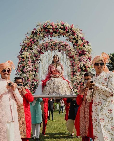 Day Varmala Ideas, Doli Entry Bride, Palki For Bride Entry, Varmala Theme, Flower Chadar For Bride Entry, Bridal Entry Ideas Indian, Bride Entry Indian Wedding, Baraat Entry, Dulhan Entry