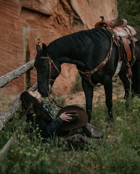 So Who is going to break it to Colby that I am out kissing someone else… 🖤🖤@madelynbphotography 🖤🖤 I am in love with all of these • • • • #horseriding #mountains #kimesranchjeans #cowgirl #cowboyhat #horses #utah #reddesert #photography #cowgirlstyle #westernfashion #westernlife Cowgirl Senior Pictures, Horse Senior Pictures, Cute Horse Pictures, Horse Posters, Ideal Life, Barrel Horse, Western Life, Horse Aesthetic