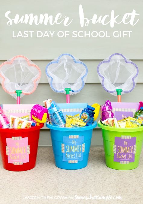 This summer bucket is a fun last day of school gift that is easy to put together and completely customize-able for your child (and your budget). The best part is that it encourages fun summer play and staves off boredom! Bucket Gift Ideas, Last Day Of School Fun, Tk Classroom, Summer Gift Baskets, Kindergarten Graduation Gift, Bucket Gifts, Bucket Ideas, Summer Market, Peace Rose