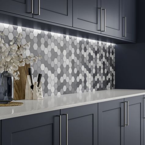 This eye-catching kitchen backsplash ideas is a perfect addition to any working space in your kitchen remodel. This honeycomb pattern hexagon backsplash will create a perfect finish in your modern kitchen, perfect for any kitchen cabinet inspiration, it perfectly mimics the look of hexagon kitchen tiles. Kitchen Backboard, Honeycomb Backsplash Kitchen, Kitchen Dado, Backboard Ideas, White Hexagon Backsplash, Hexagon Kitchen, Kitchen Splashback Ideas, Tiles Wall Design, Kitchen Splashback Designs