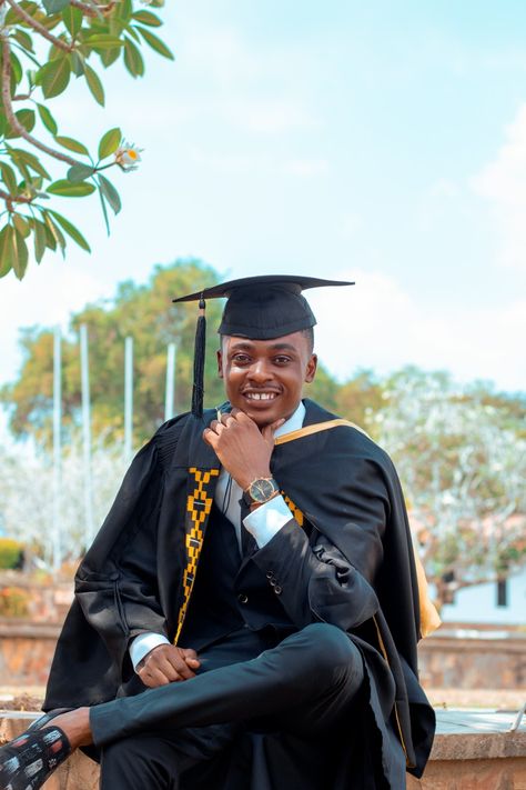 Graduation Photo Poses For Boys, Graduation Studio Photoshoot Ideas Men, Convocation Shoot Ideas, Convocation Poses, Graduation Poses With Friends, Graduation Photography Men, Graduation Photoshoot Studio, Graduation Poses Ideas, Foto Graduation