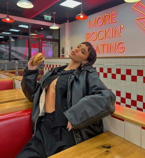 Eating Pizza Pose, Diner Photoshoot Ideas, Diner Pictures, 80s Photography, Edie Rose, Fashion Girlies, Street Fashion Photoshoot, Indoor Photoshoot, Americana Aesthetic