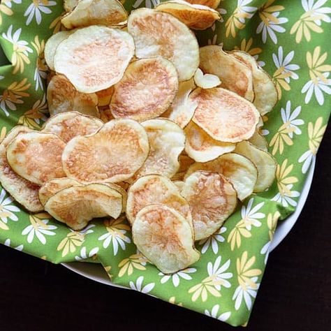 How to Make Potato Chips in the Microwave Potato Chips In Microwave, Microwave Potato Chips, Microwave Potato, Potatoes In Microwave, Crispy Chips, How To Make Potatoes, Bake Desserts, Lunch Snacks, Edamame