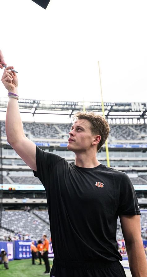 Joe Borrow, Cincinnati Bengals Football, Bengals Football, Nba Fashion, Metlife Stadium, Joe Burrow, Pro Athletes, Joe Cool, American Football Players