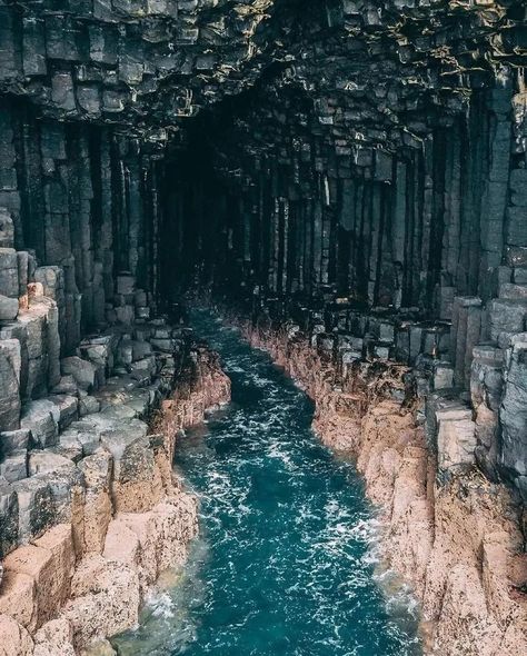 Fingal's Cave, Scared Of Spiders, Time Travel Stories, Basalt Columns, Scotland History, Ancient Indian Architecture, Amazing Photo, Isle Of Skye, London Travel