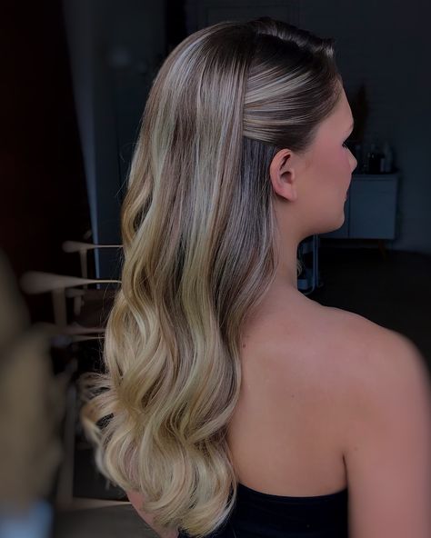 Para quem ama o cabelo meio preso e meio solto aqui vão alguns penteados para te inspirar. 😍✨ Você prefere o penteado Gala Hair, Short Wedding Hair, Bridesmaid Makeup, How To Make Hair, Wedding Looks, Maquillaje De Ojos, Hair Inspo, Easy Hairstyles, Hair Inspiration