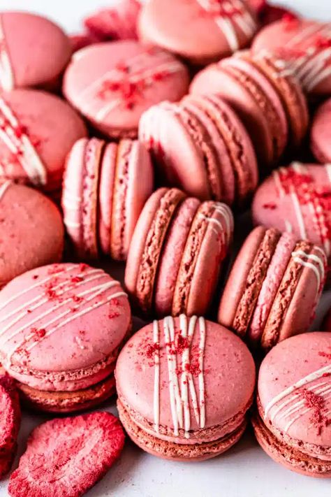 Strawberry Macarons Recipe, Macaroon Filling, Pies And Tacos, Strawberry Macaroons, Strawberry Macarons, Desserts Pastry, Strawberry Macaron, Pastry Cookies, White Chocolate Drizzle