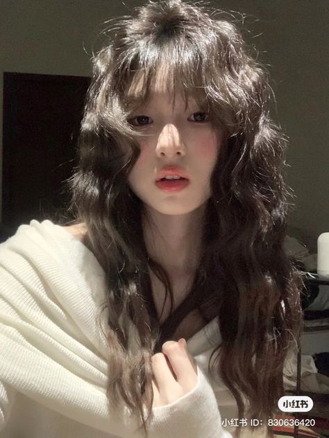 Wonyoung Curly Hair, Wavy Asian Hair, Korean Curly Hair, Wavy Hair Asian, Asian Curly Hair, Curly Asian Hair, Sunkissed Hair Brunette, Softball Hairstyles, Cute Box Braids Hairstyles