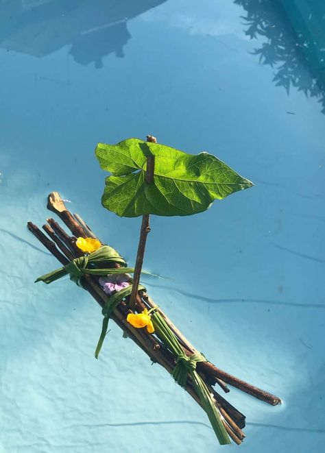 How to make a twig boat - using no glue and purely natural materials. This is such a simple nature craft and just so much fun! Forest School Ideas, Forest School Activities, Make A Boat, Nature Craft, Baby On A Budget, Cottage Rose, Nature School, Outdoor Education, Theme Nature