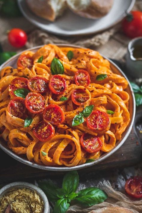 Fettuccine Recipe, Fettuccine Recipes, Pepper Pasta, Saying Hello, Roasted Red Pepper, Quick Weeknight Meals, Tomato Pasta, Cherry Tomato, Roasted Red Peppers