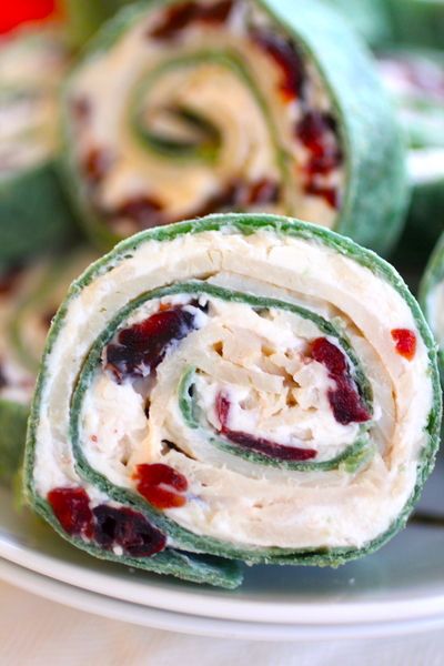 These Turkey Cranberry Pinwheels are delicious and festive appetizer for your holiday get togethers! They are easy to make and are so good they will disappear before you know it! Turkey Cranberry Pinwheels, Cranberry Pinwheels, Pinwheels Appetizers, Feta Pinwheels, Turkey Pinwheels, Eating Pineapple, Turkey Cranberry, Christmas Appetizer, Pinwheel Appetizers