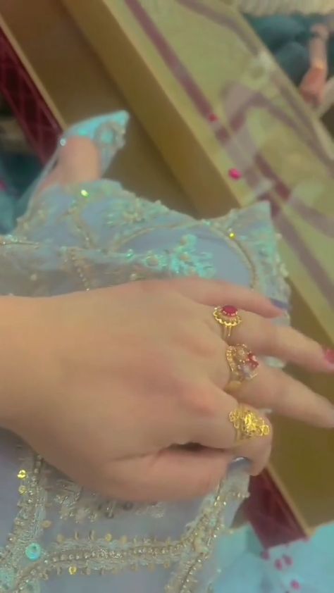 Beautiful hand and ring dps😍 Simple Mehndi Designs Fingers, All Black Dresses, Cat Hacks, Girly Phone Cases, Fancy Jewellery Designs, Pakistani Fashion Party Wear, Bridal Heels, Classy Photography, Stylish Party