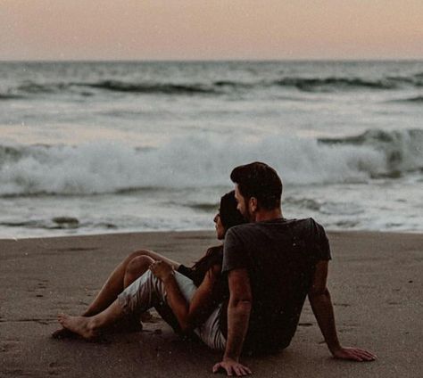 Couples Beach Photography, Couple Beach Pictures, Couple Photoshoot Poses, Foto Vintage, Relationship Goals Pictures, Shooting Photo, Couple Photography Poses, Photo Couple, Beach Poses