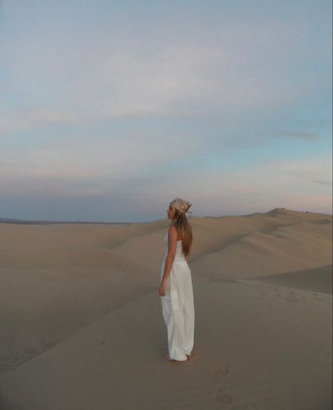 White Sand Dunes New Mexico Photoshoot, Dune Photoshoot Ideas, Sand Dunes Photoshoot Outfits, Desert Inspo Pics, Summer Desert Outfits, Desert Pose Ideas, Morocco Photo Ideas, Egypt Picture Ideas, Egypt Instagram Pictures