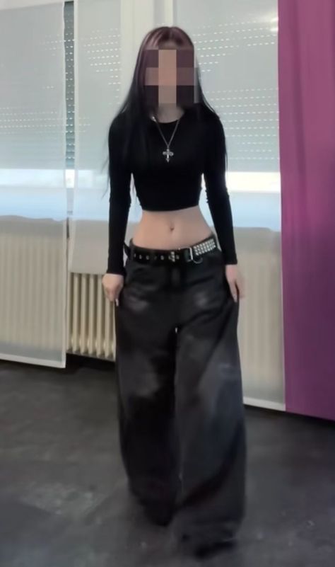 Baggy All Black Outfits, Tops To Wear With Baggy Jeans, Baggy Feminine Outfits, How To Style Black Baggy Jeans, Alt Baddie Outfits, Baggy Pants Tight Shirt Outfit, Baggy Black Jeans Outfit, Alt Outfits Aesthetic, Baggy Jeans Outfit Aesthetic