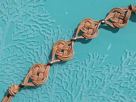 Bracelets Celtic, Knot Bracelet Tutorial, Knot Bracelets, Celtic Knot Bracelet, Irish Symbols, Celtic Bracelet, Creeper Minecraft, Pinewood Derby, Jewelry Knots