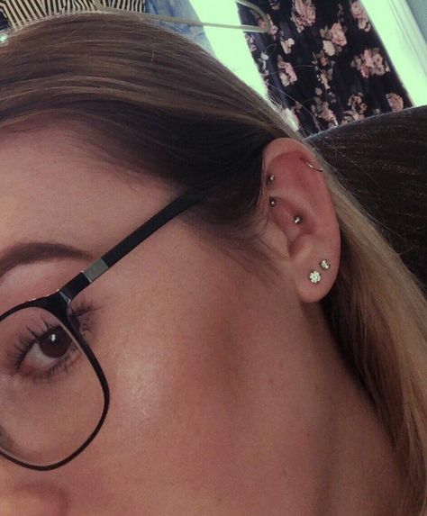 Double Lobe And Flat Piercing, Flat And Helix Piercing, Flat Cartilage Piercing, Double Flat Piercing, Piercing Constellation, Two Lobe Piercings, Simple Piercings, Double Conch Piercing, Double Lobe Piercing