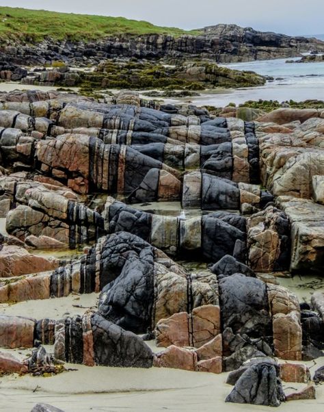 Rocks Aesthetic Nature, Beautiful Rock Formations, Rocks Formation, Coastal Erosion, Hebrides Scotland, Interesting Rock Formations, Amazing Places On Earth, Outer Hebrides, Natural Rock