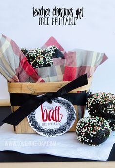 OREO Cookie Ball Christmas Gift Idea and FREE Printable by Love The Day Cookie Balls Christmas, Teacher Appreciation Diy, Diy Teacher Christmas Gifts, Christmas Teacher Gift, Oreo Cookie Balls, Cheap Teacher Gifts, Chistmas Gift, Cookie Balls, Teacher Christmas Gift