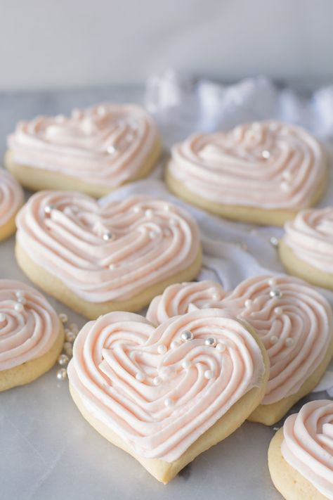 sugar cookies with pink icing and drageé Sour Cream Cookies, Soft Sugar Cookie Recipe, Sour Cream Sugar Cookies, Valentine Sugar Cookies, Soft Sugar, Dessert Aux Fruits, Cream Cheese Cookies, Soft Sugar Cookies, Sugar Cookie Dough