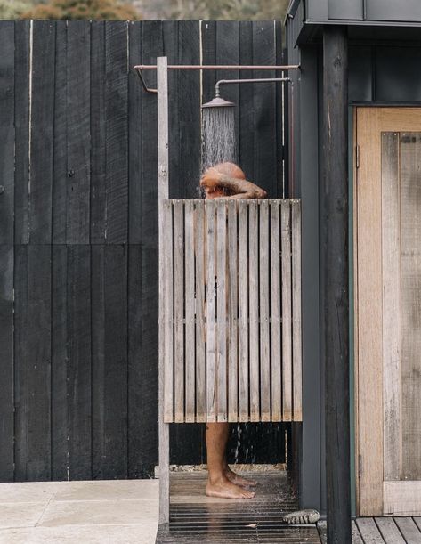 Outdoor Shower Enclosure, Outdoor Shower Diy, Outdoor Bathroom Design, Diy Mud Kitchen, Sauna Design, Outdoor Bath, Diy Dollhouse Furniture Easy, Outdoor Sauna, Diy Play Kitchen