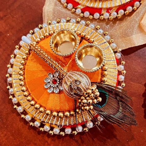 another cute product for you..... very budget friendly and useful return favour... 4.5" tilak platter tilak platter without tilak stick and potli platter with potli and tilak stick moq 20 pcs Dm for price whatsapp no 7703812718 Platter Decoration, Tilak Stick, Traditional Potli Gift Bag For Celebration, Festive Gift Potli Bag With Pallu, Aarti Thali Decoration Ideas, Traditional Handheld Potli Bag For Gift, Resin Tilak Thali, Traditional Handheld Potli Gift Bag, Wedding Platters