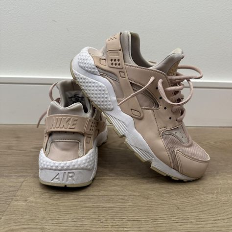 Nike Air Huarache - excellent condition
Size 8; runs small (fits 7.5w) - box not included to keep the shipping costs lower
Particle Beige/Desert Sand
#nike #sneakers #huarache #airhuarache Desert Sand, Nike Air Huarache, Air Huarache, Nike Sneakers, Womens Sneakers, Nike Air, Women Accessories, Women Shoes, Running