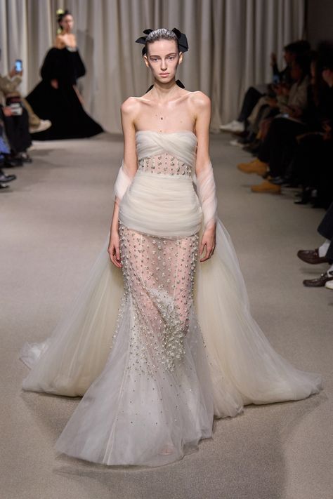 2024 Couture, Giambattista Valli Couture, Giambattista Valli Haute Couture, Second Wedding Dresses, Collection Couture, The Lane, Spring Couture, Wedding Dresses Corset, Spring Skirts