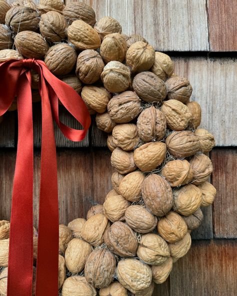 🍁Walnut wreath🍁#walnuts #wreath #diycrafts #diy #handmade #handmadewithlove #wreathmaking #wianek #crafts #homedecor #falldecor How To Make Wreaths, Walnut, Fall Decor, Home Decor