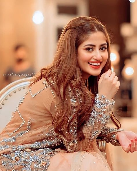 Lehenga Shoot, Yalla Dp, Rabeeca Khan, Flower Stationary, Sajjal Ali, Jerry Cartoon, Bff Photography, Sajal Aly, Best Couple Pics For Dp